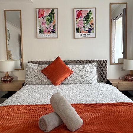 Luton Lodge - Newly Renovated Ideal For Short Stay, Close To Airport Train Station, Free Parking Off Street , Luxury Comfort In Low Price Ngoại thất bức ảnh