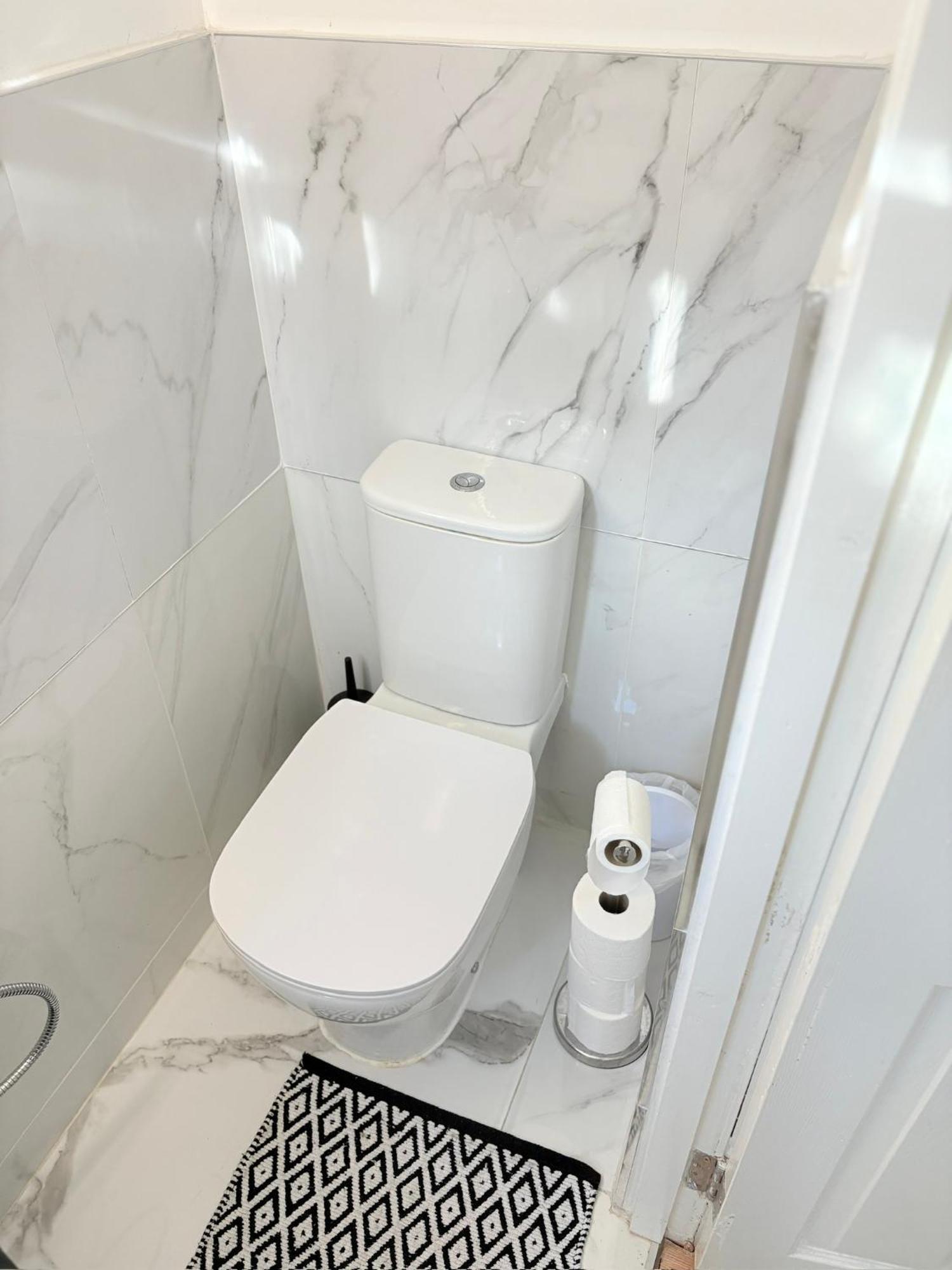 Luton Lodge - Newly Renovated Ideal For Short Stay, Close To Airport Train Station, Free Parking Off Street , Luxury Comfort In Low Price Ngoại thất bức ảnh