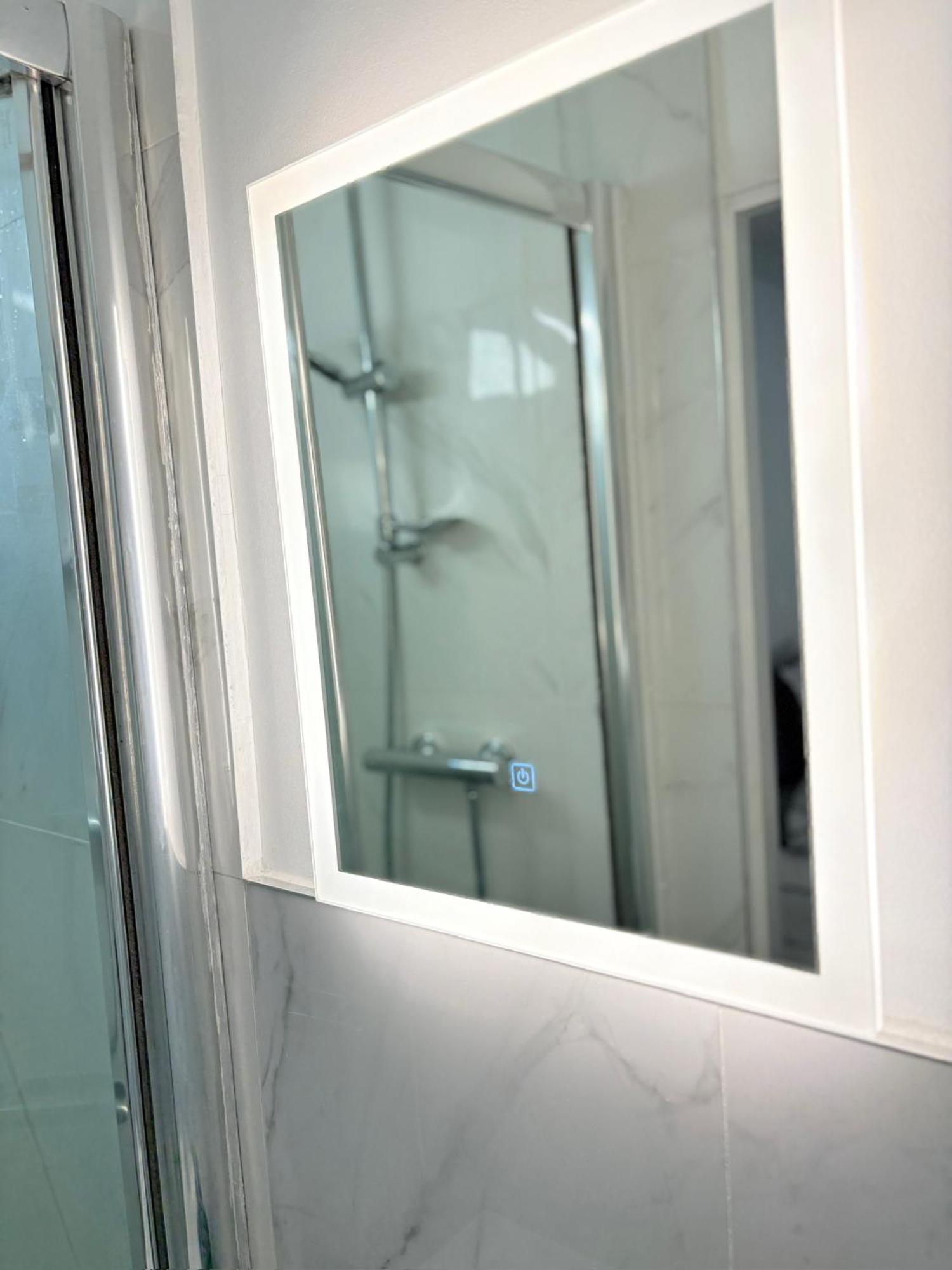 Luton Lodge - Newly Renovated Ideal For Short Stay, Close To Airport Train Station, Free Parking Off Street , Luxury Comfort In Low Price Ngoại thất bức ảnh