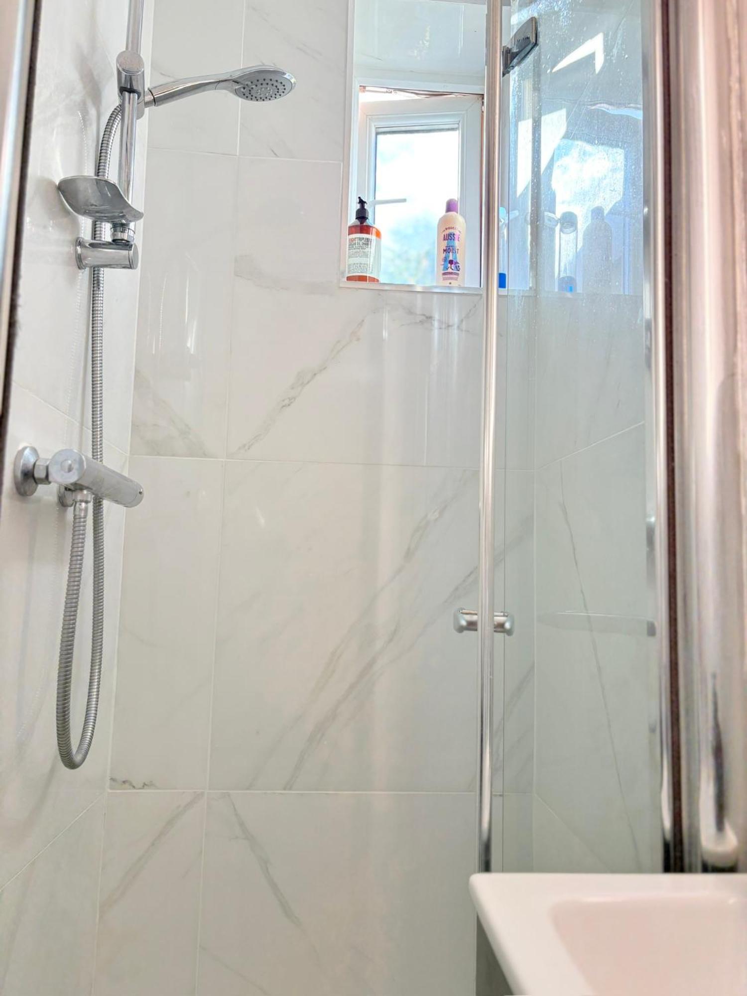 Luton Lodge - Newly Renovated Ideal For Short Stay, Close To Airport Train Station, Free Parking Off Street , Luxury Comfort In Low Price Ngoại thất bức ảnh