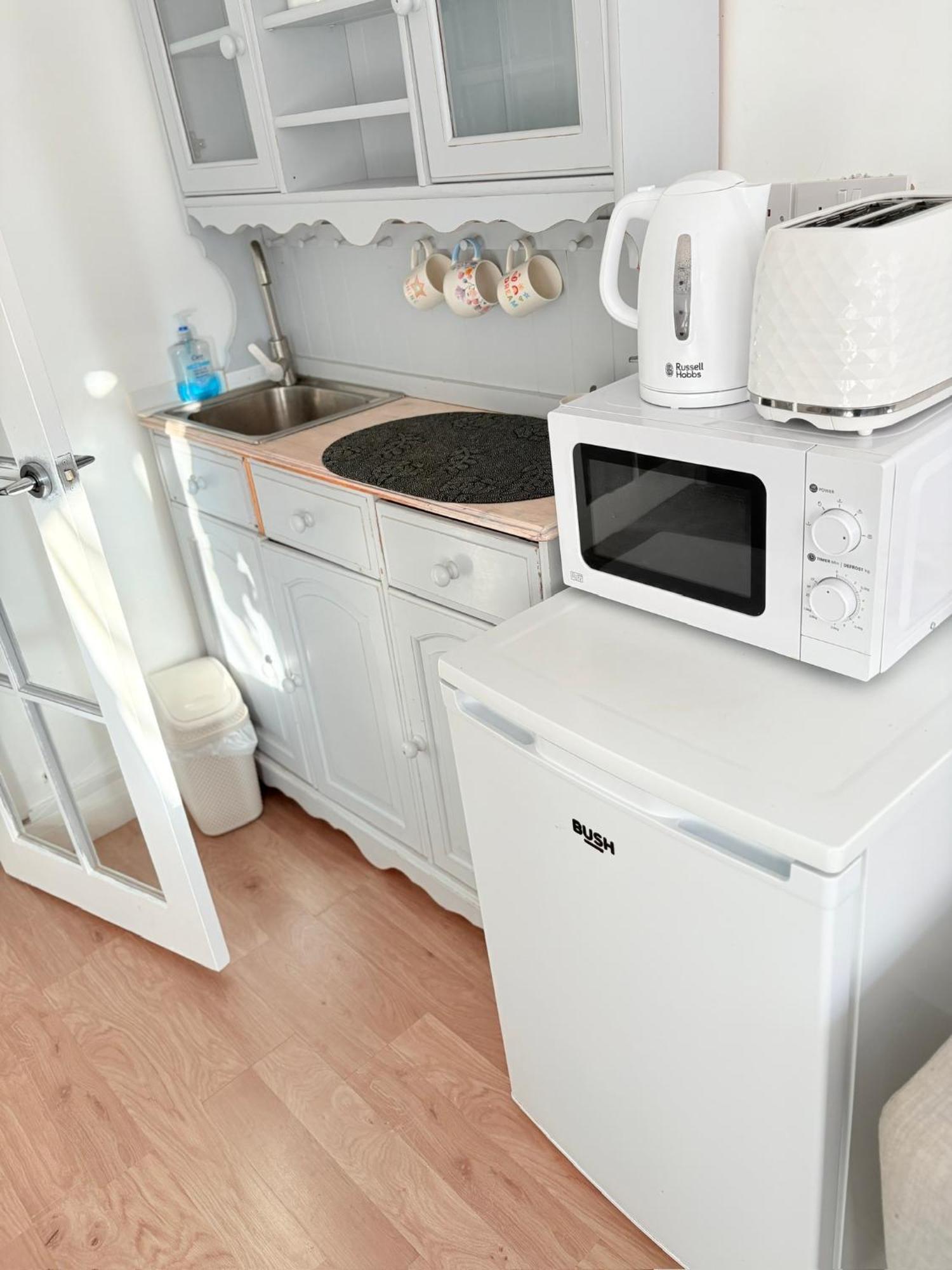Luton Lodge - Newly Renovated Ideal For Short Stay, Close To Airport Train Station, Free Parking Off Street , Luxury Comfort In Low Price Ngoại thất bức ảnh