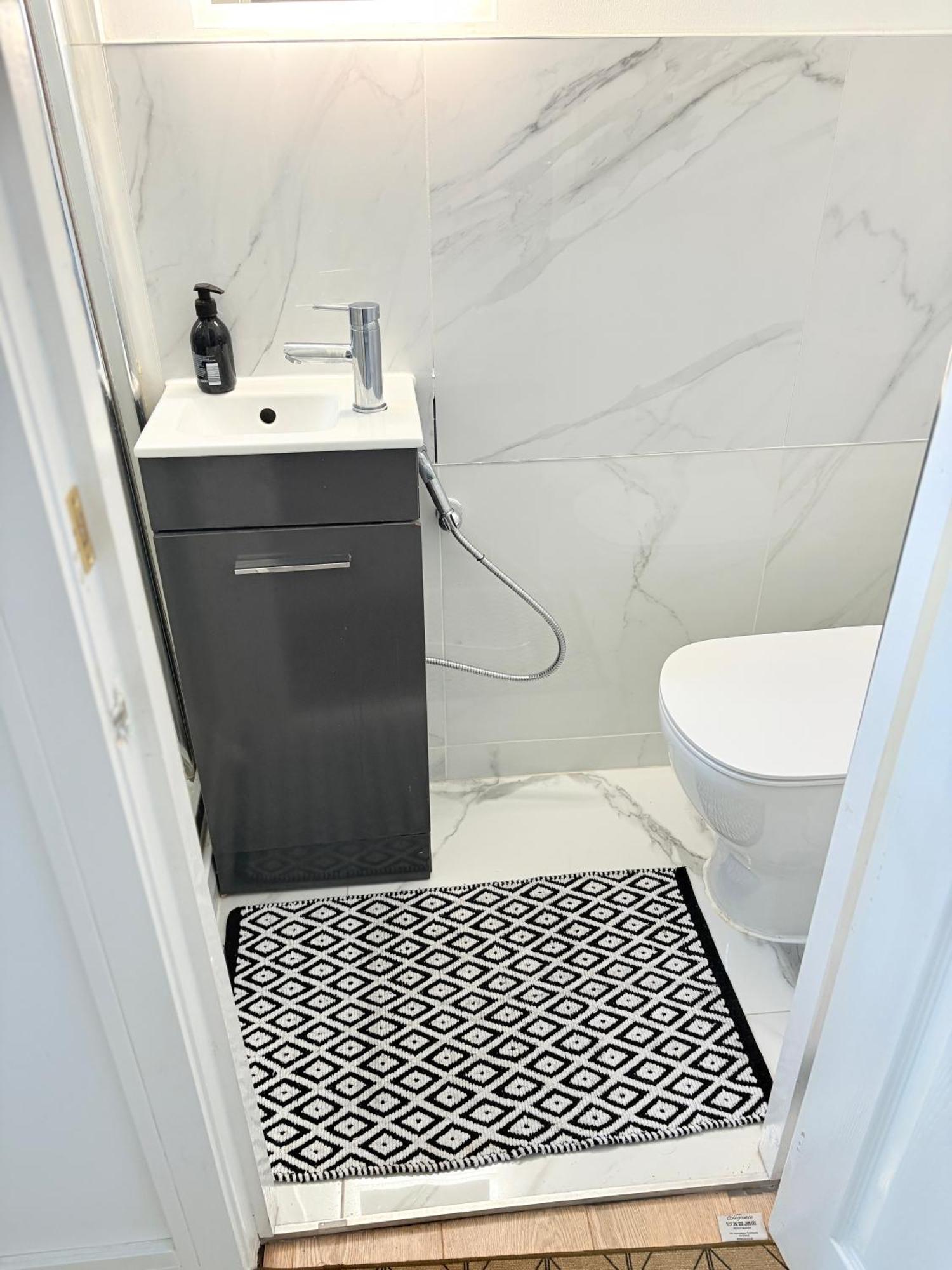 Luton Lodge - Newly Renovated Ideal For Short Stay, Close To Airport Train Station, Free Parking Off Street , Luxury Comfort In Low Price Ngoại thất bức ảnh