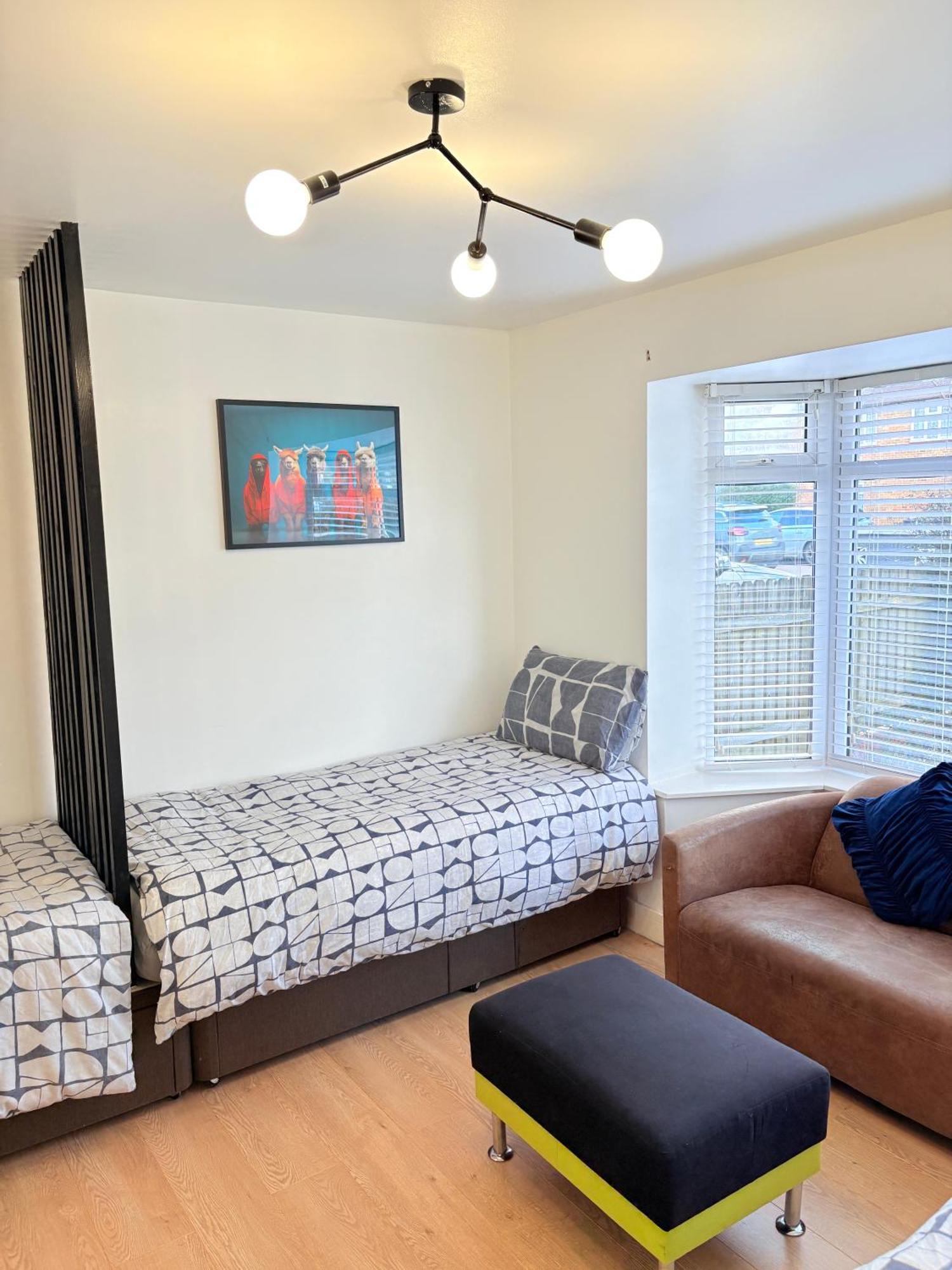 Luton Lodge - Newly Renovated Ideal For Short Stay, Close To Airport Train Station, Free Parking Off Street , Luxury Comfort In Low Price Ngoại thất bức ảnh
