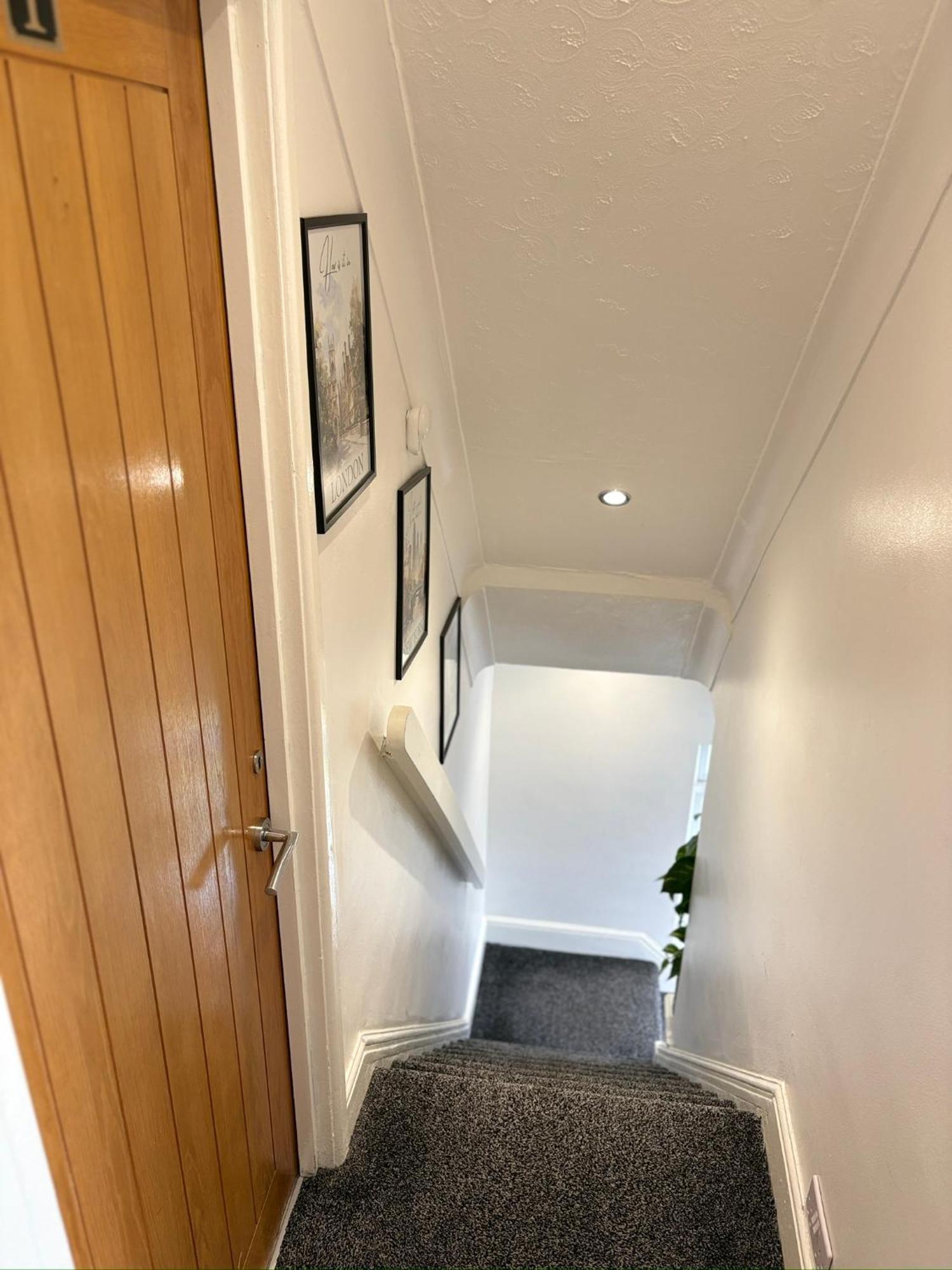 Luton Lodge - Newly Renovated Ideal For Short Stay, Close To Airport Train Station, Free Parking Off Street , Luxury Comfort In Low Price Ngoại thất bức ảnh