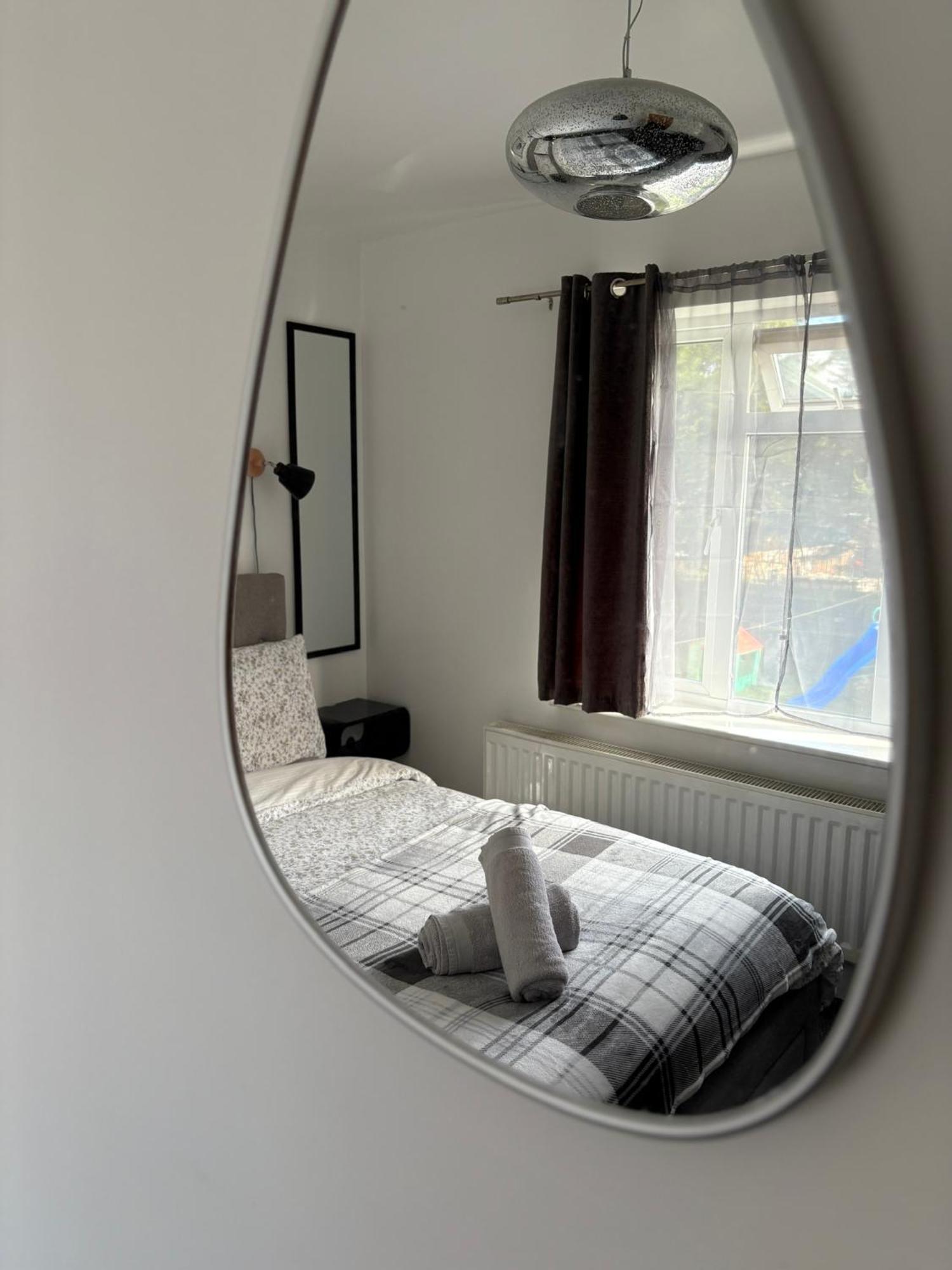 Luton Lodge - Newly Renovated Ideal For Short Stay, Close To Airport Train Station, Free Parking Off Street , Luxury Comfort In Low Price Ngoại thất bức ảnh
