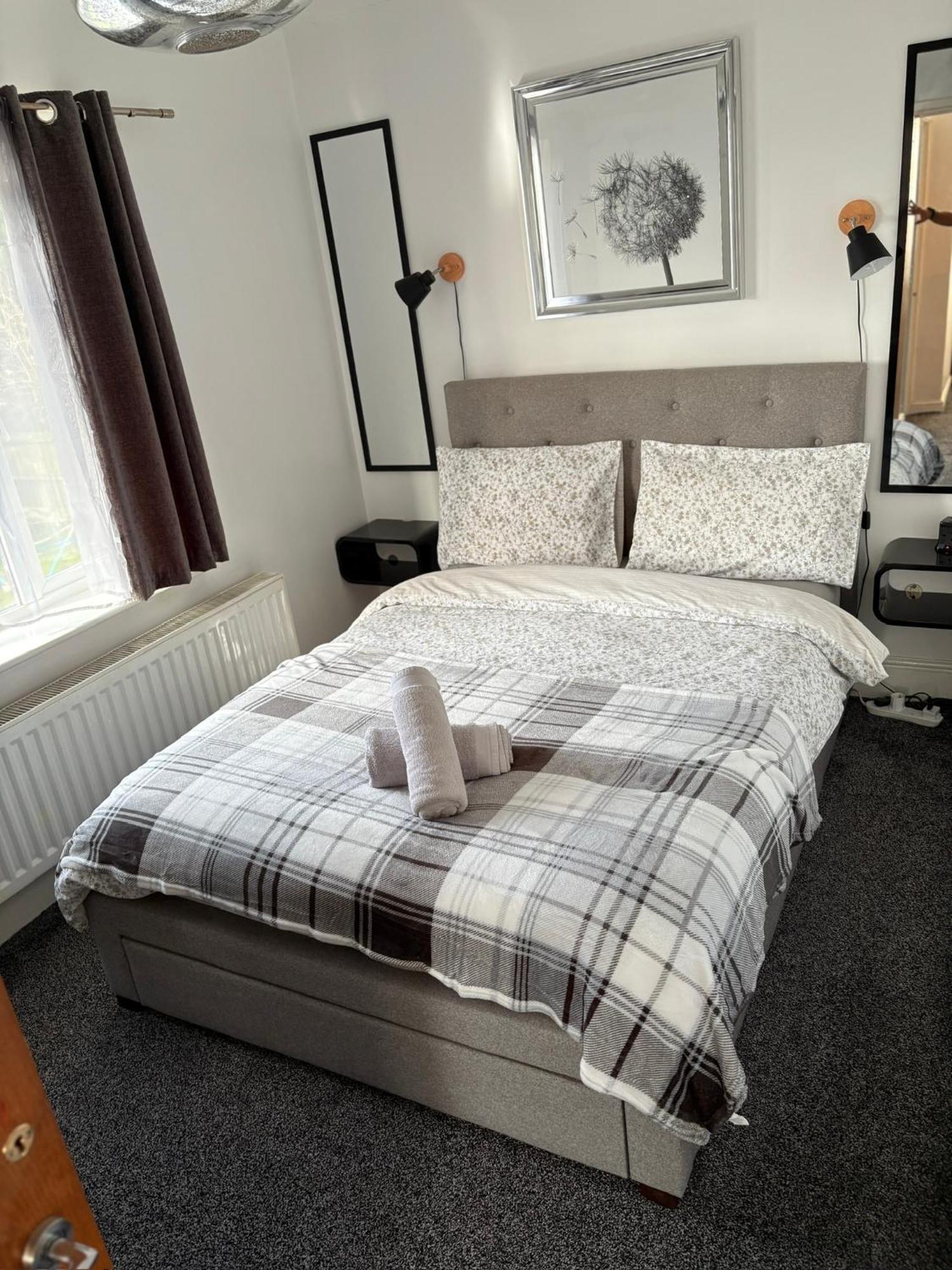 Luton Lodge - Newly Renovated Ideal For Short Stay, Close To Airport Train Station, Free Parking Off Street , Luxury Comfort In Low Price Ngoại thất bức ảnh