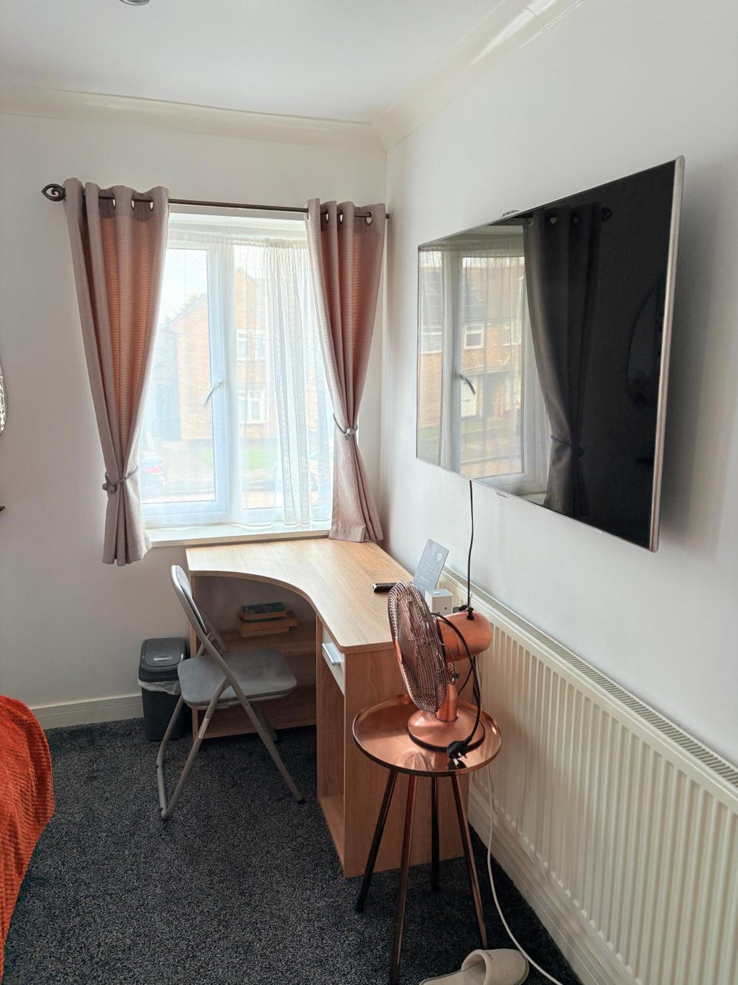 Luton Lodge - Newly Renovated Ideal For Short Stay, Close To Airport Train Station, Free Parking Off Street , Luxury Comfort In Low Price Ngoại thất bức ảnh
