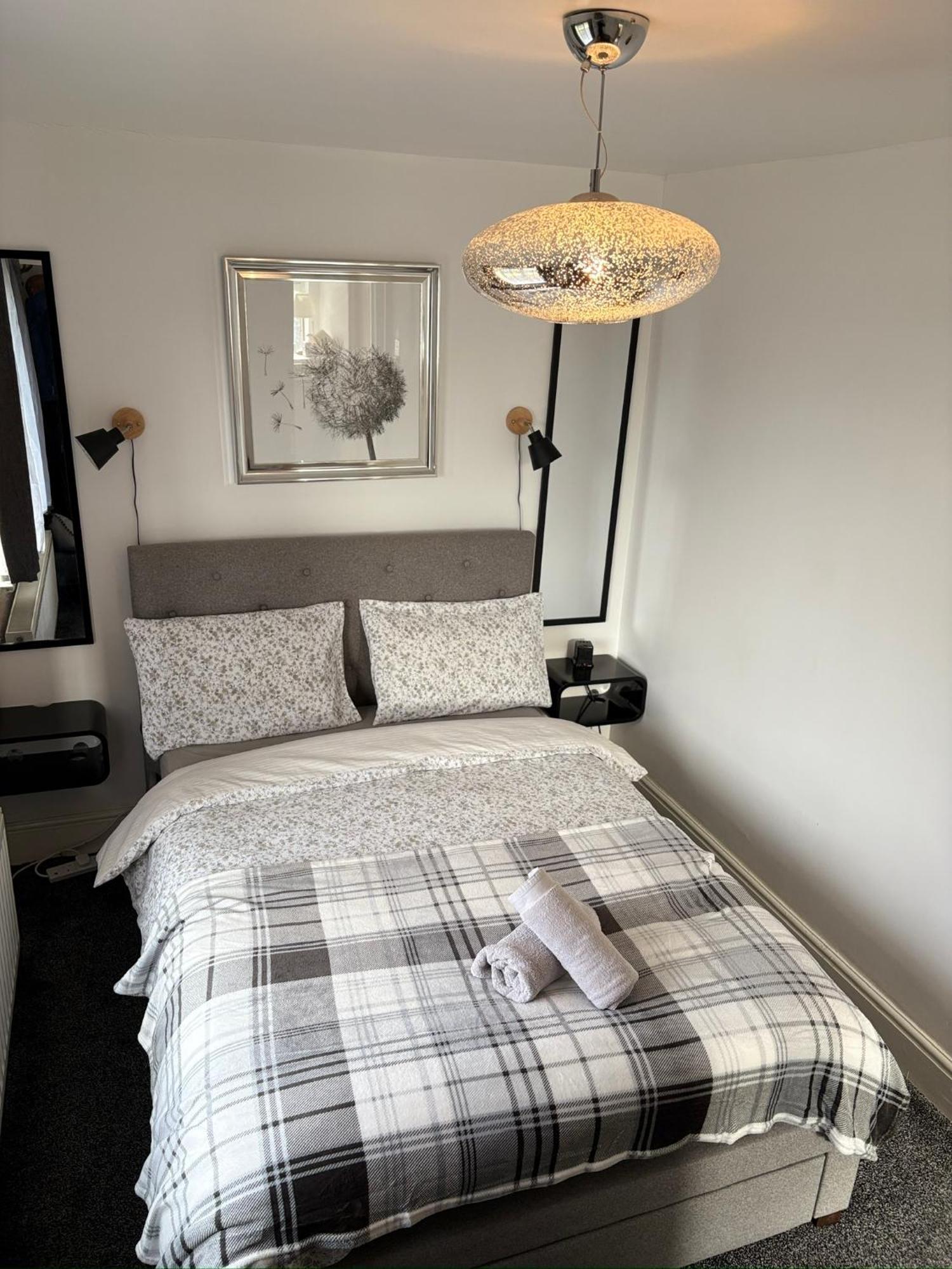 Luton Lodge - Newly Renovated Ideal For Short Stay, Close To Airport Train Station, Free Parking Off Street , Luxury Comfort In Low Price Ngoại thất bức ảnh