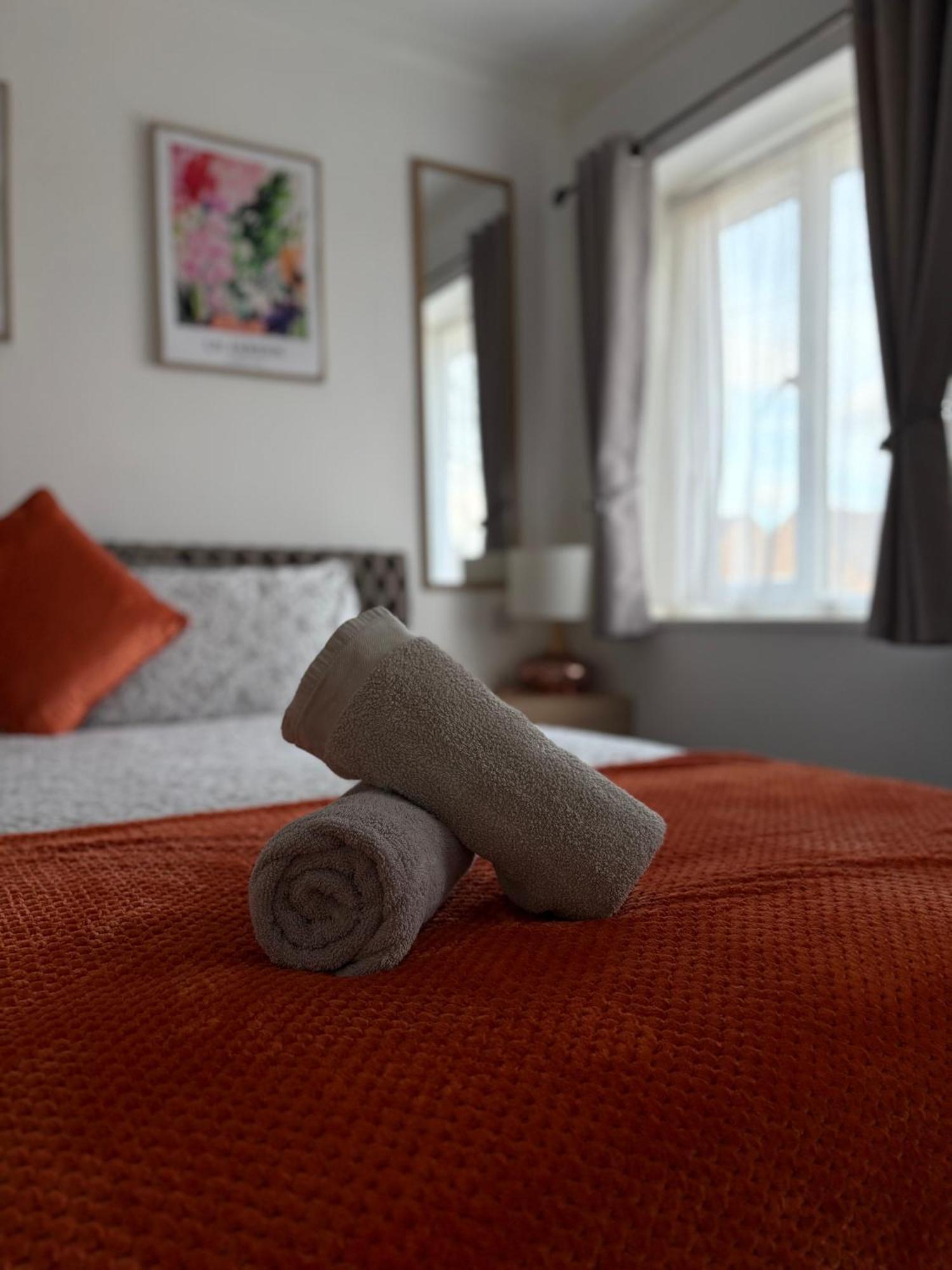 Luton Lodge - Newly Renovated Ideal For Short Stay, Close To Airport Train Station, Free Parking Off Street , Luxury Comfort In Low Price Ngoại thất bức ảnh