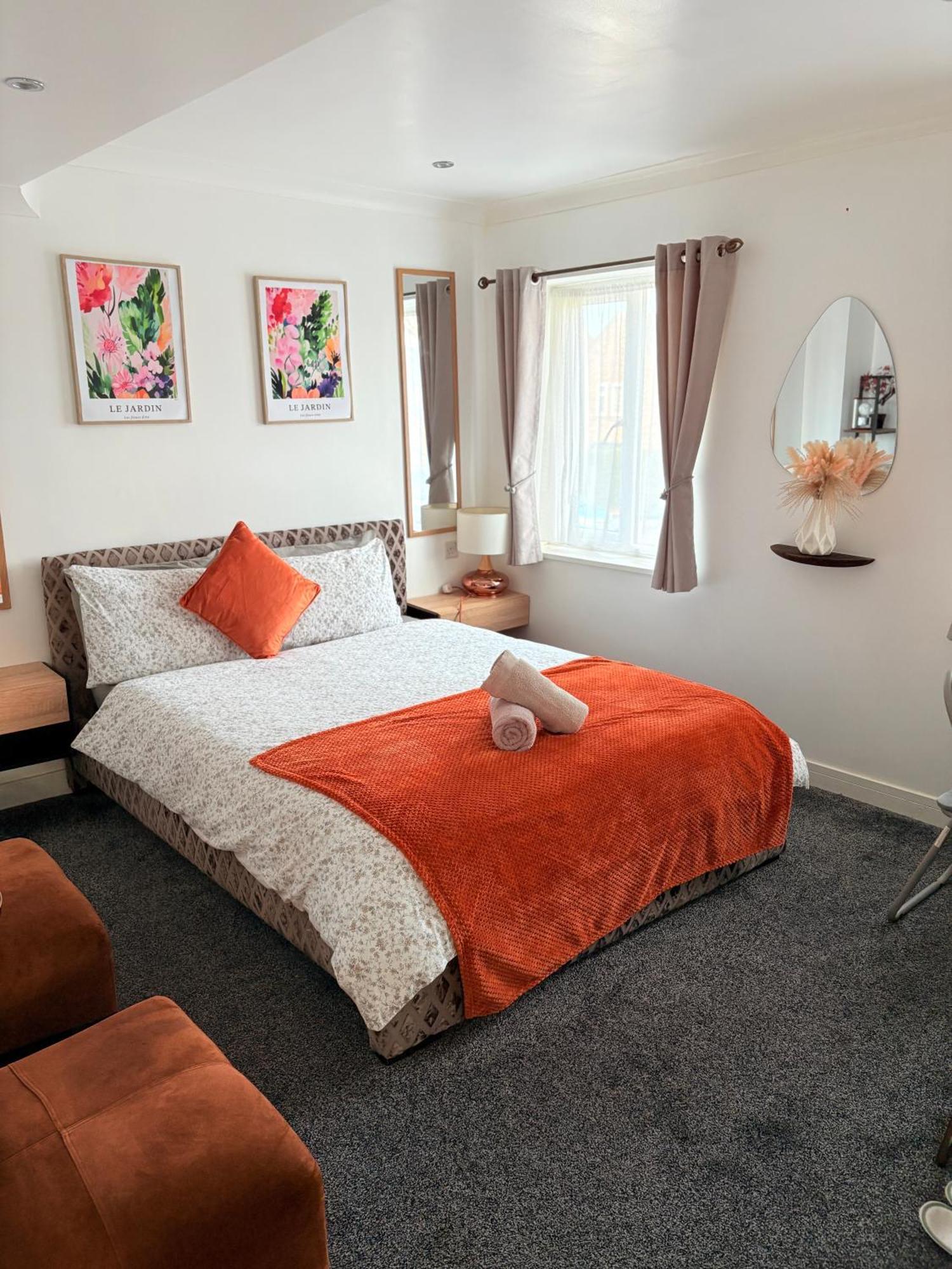 Luton Lodge - Newly Renovated Ideal For Short Stay, Close To Airport Train Station, Free Parking Off Street , Luxury Comfort In Low Price Ngoại thất bức ảnh