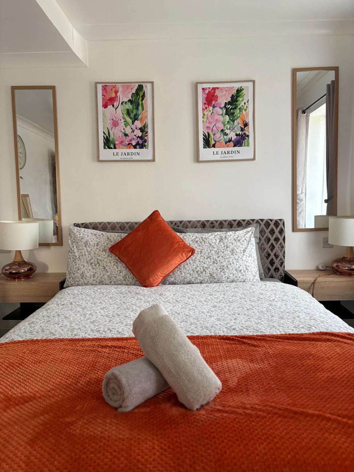 Luton Lodge - Newly Renovated Ideal For Short Stay, Close To Airport Train Station, Free Parking Off Street , Luxury Comfort In Low Price Ngoại thất bức ảnh